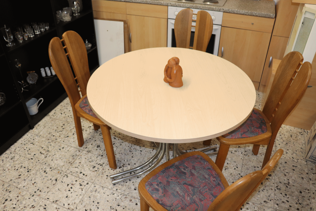 Esstisch mit vier Stühlen – Allroundservice Max Meier